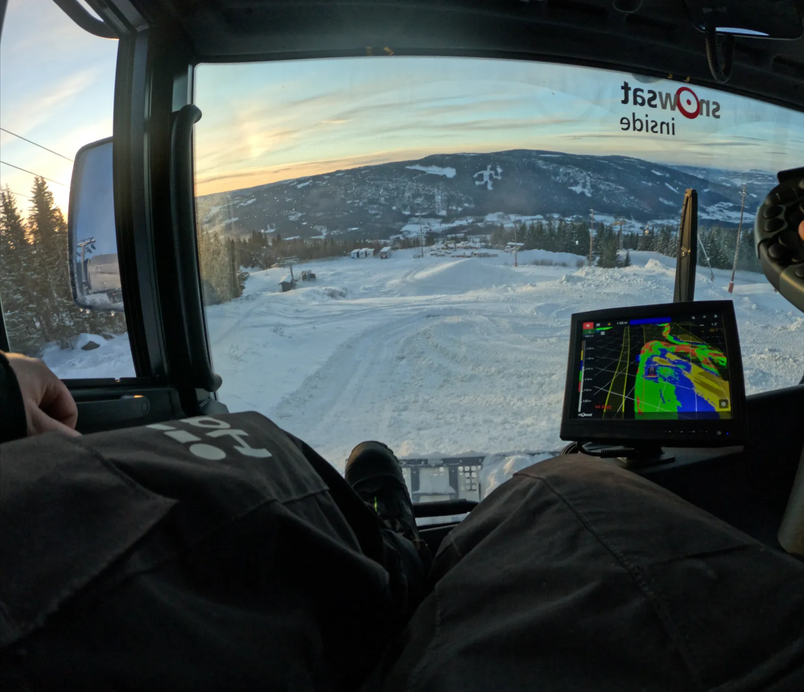 FRA INNSIDEN: Samtlige maskiner i Hafjell kjører med eget snøsystem som til enhver tid måler snødybde. Med automatiserte snøsystem og en snillere maskinpark jobber alpinanlegget langt mer miljøvennlig enn tidligere.