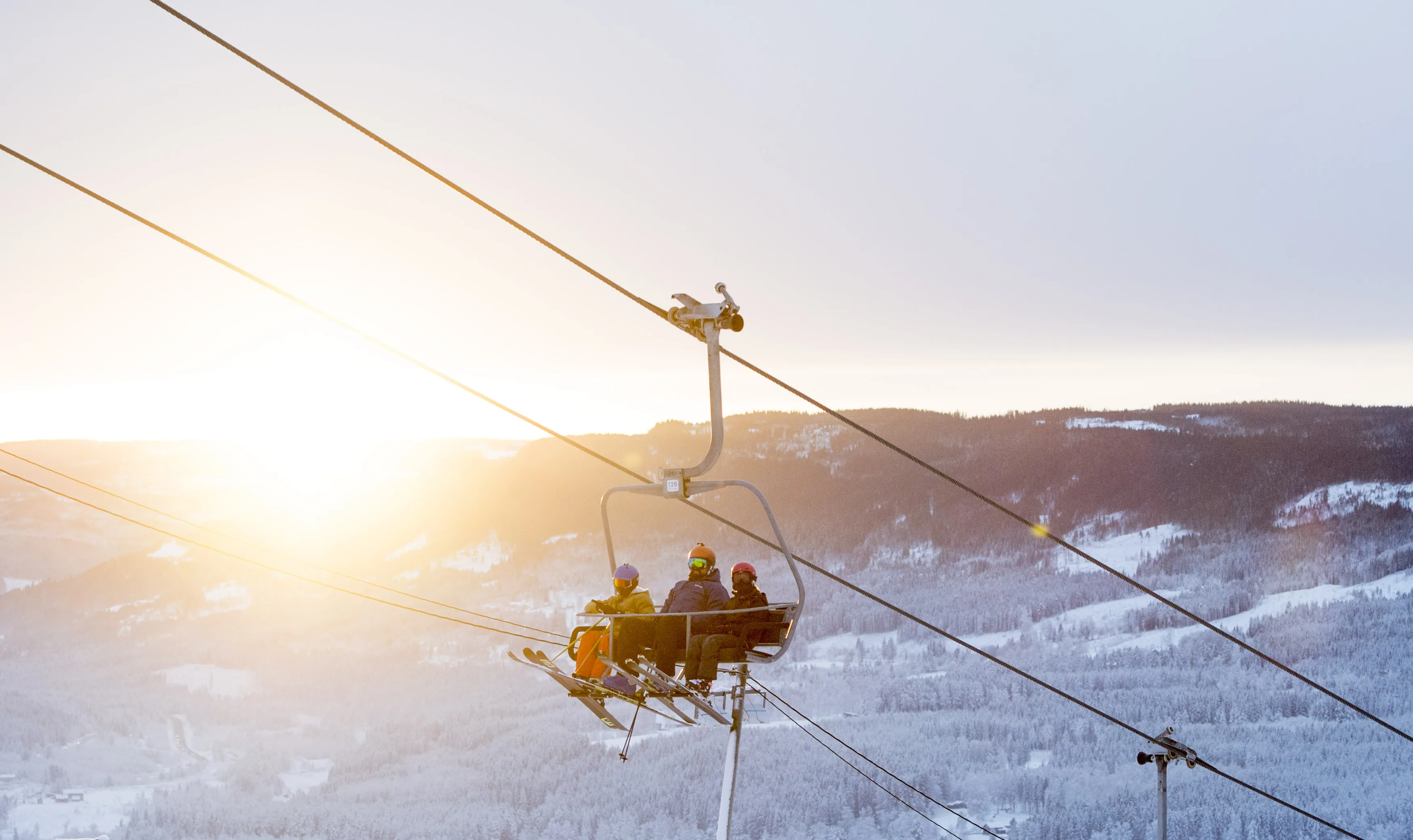 Hafjell Alpinsenter ligger så nærme E6 at du ser den fra heisen.